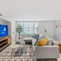 Bright Garden Level DC 1BR Condo| King Bed + W/D